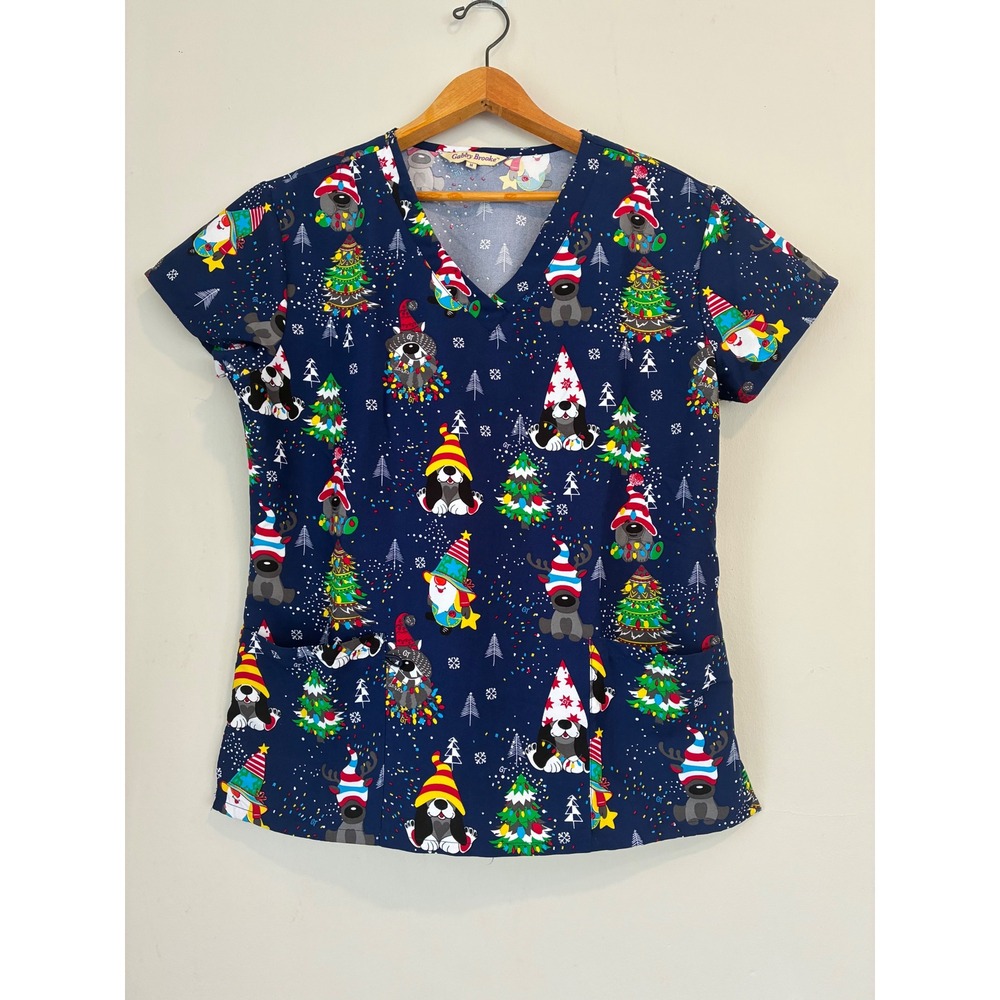 Gabby Brooke Women's Christmas Holiday Gnomes Dogs Scrub Top - Medium‎